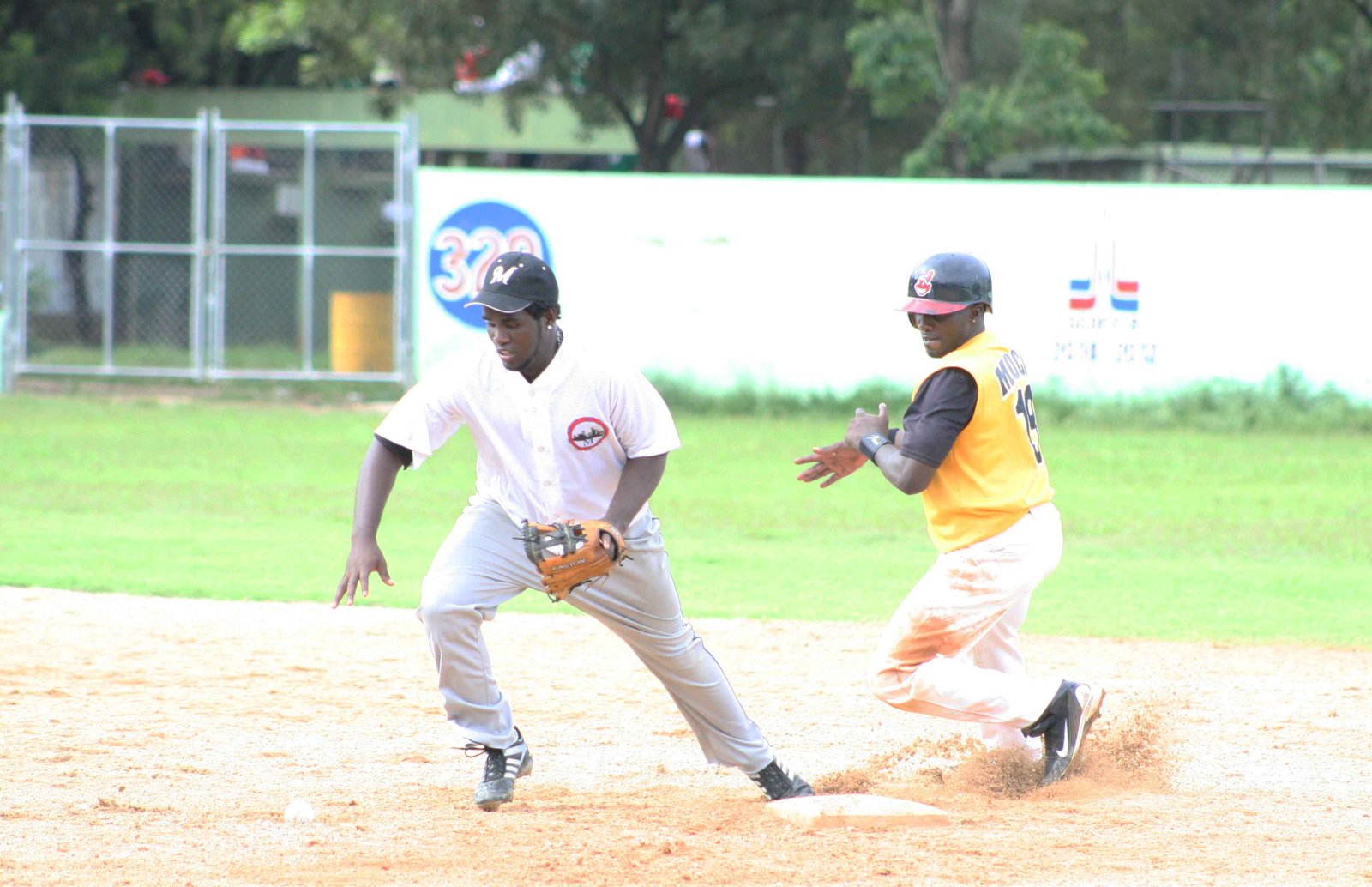 Josmany Guerra de los Granjeros de Moca llega a salvo a segunda en la pasada final frente a los Metropolitanos de Santo Domingo